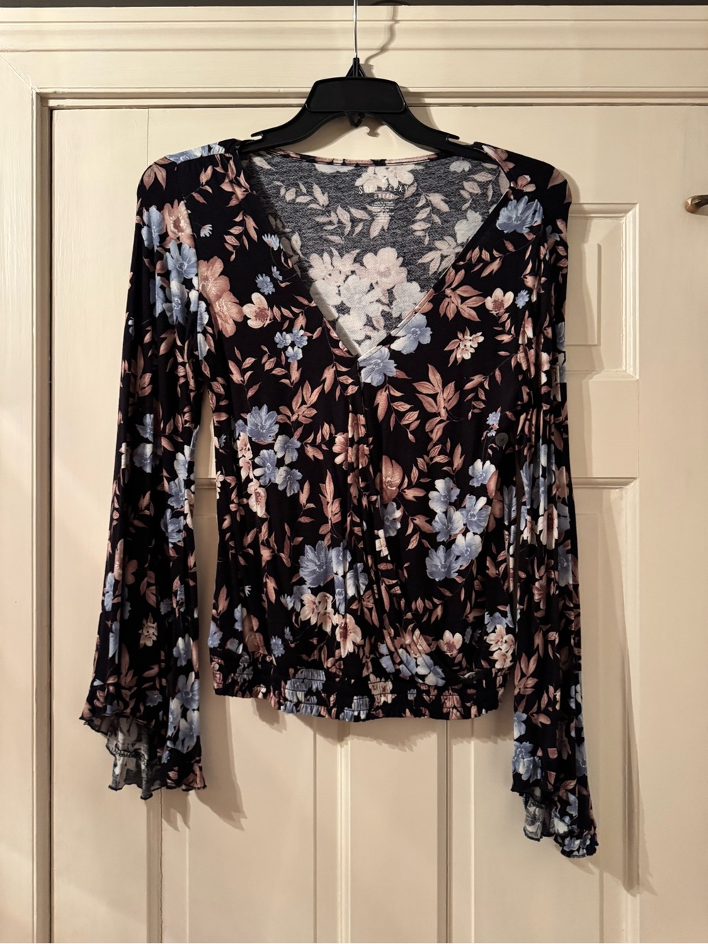 American Eagle Outfitters Black Floral V-Neck Long Sleeve Blouse - Soft and Sexy
